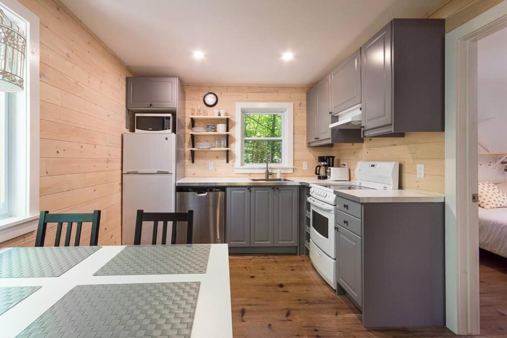 Chalet Oasis De Paix Sous Les Arbres, Avec Acces Au Quai, A 1h De Montreal